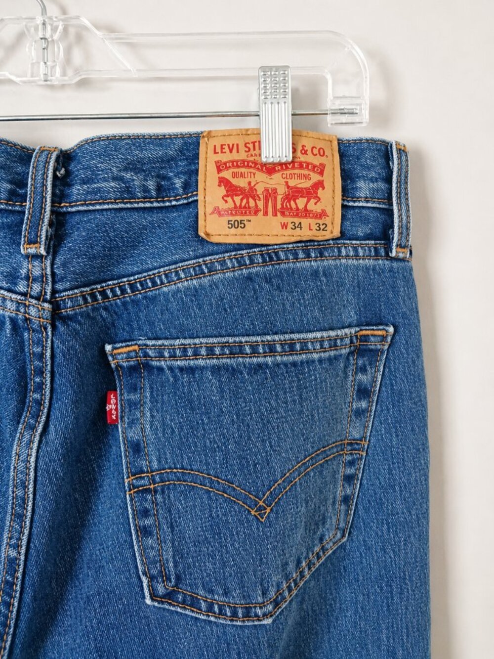 Levi's 505 Regular Fit Jeans – Medium Wash Denim – 34x30
